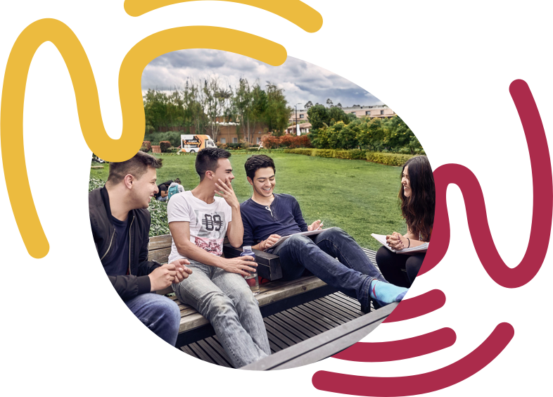 Jóvenes reunidos resolviendo dudas